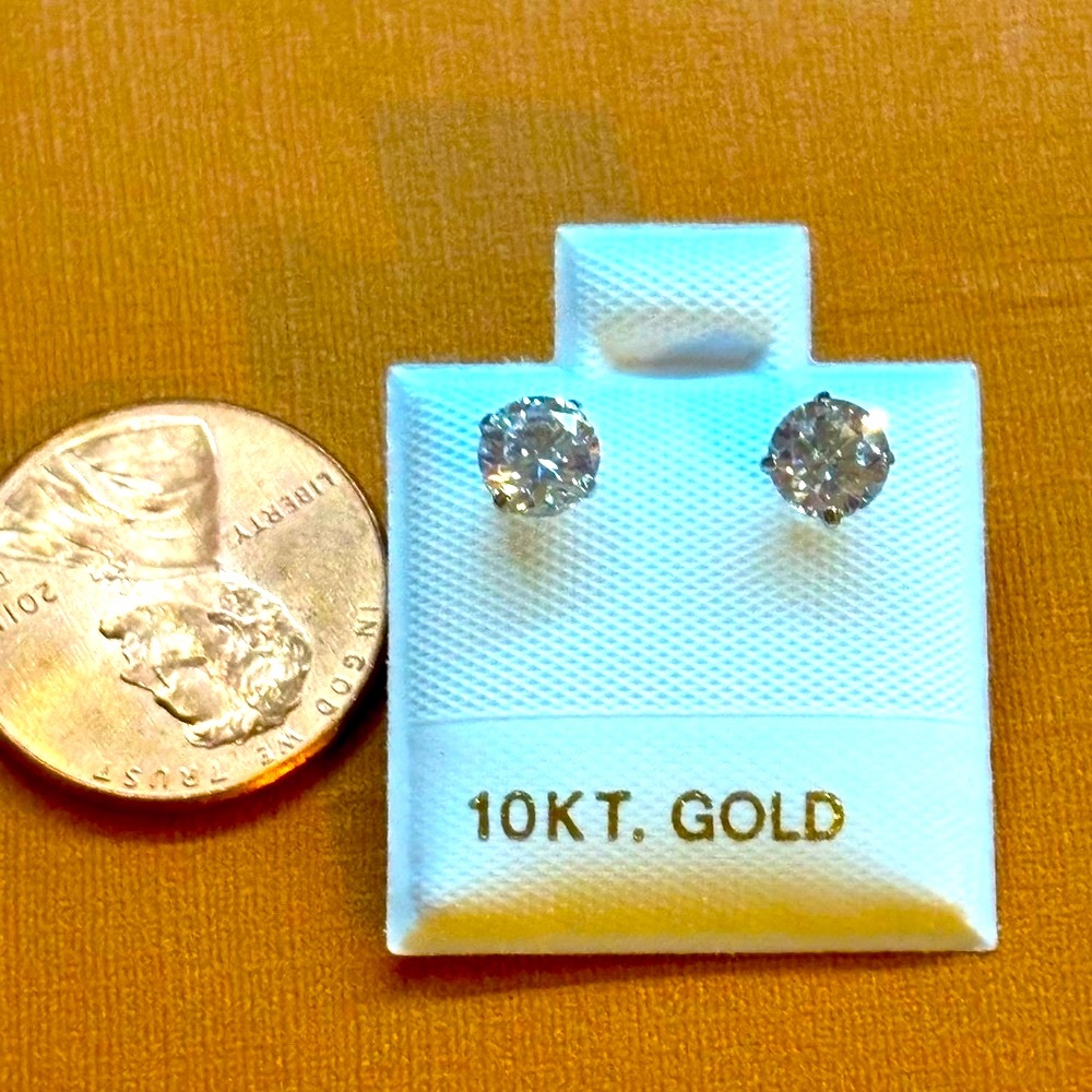 10kt white gold Round Stud Earrings with Sparkling Stones. Brand new!